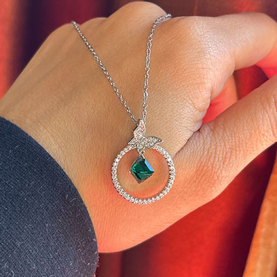 گردنبند مکعب سبز