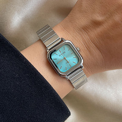 ساعت اچنجی صفحه آبی