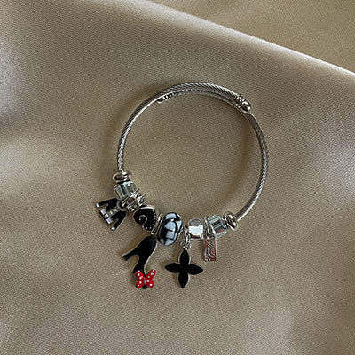 دستبند پاندورا با آویز کفش پاشنه بلند