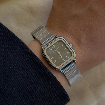 ساعت اچنجی صفحه مشکی