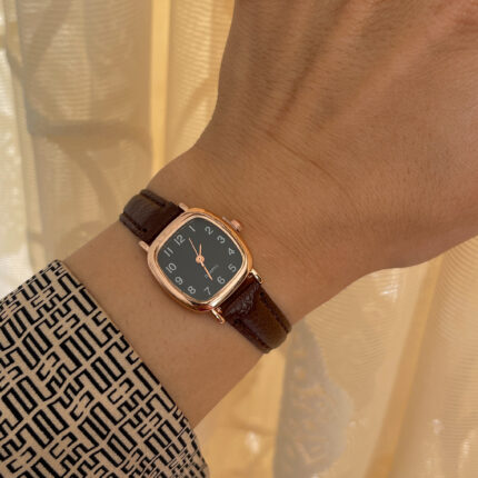 ساعت نوستالژی چرمی صفحه مشکی بند قهوه ای