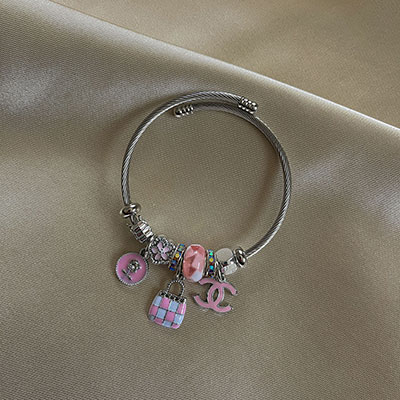 دستبد پاندورا صورتی با آویز شنل